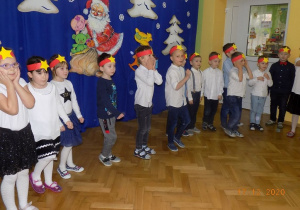 Dzieci z grupy Elfów tańczą na występie choinkowym.