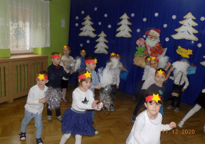 Dzieci z grupy Elfów tańczą na występie choinkowym.