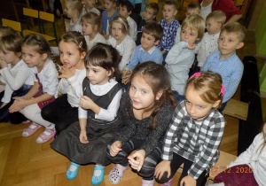 Dzieci z grupy skrzatów czekaja na swój występ.