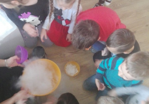Dzieci obserwują, jak tworzy się para z suchego lodu