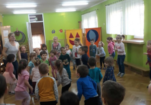 Dzieci i PAni Arleta tańczą na sali gimnastycznej