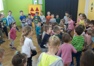 Dzieci bawią się na sali gimnastycznej