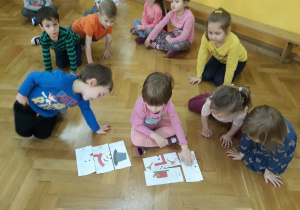 Dzieci oglądają ułożone obrazki