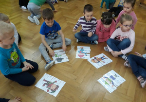 Dzieci oglądają ułożone obrazki