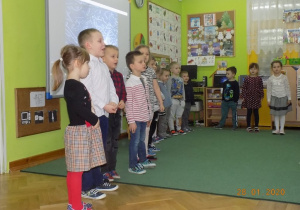 Dzieci z grupy trzeciej mówią wiersz