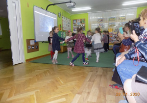 Dzieci z grupy trzeciej wykonują taniec