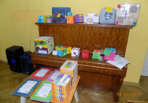 Kostki matematyczne wykonane przez dzieci i nagrody dla nich