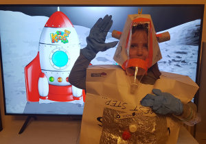 Dziewczynka w kosmicznym stroku z papieru, butelki plastikowej, folii metakowej, plastikowych korków