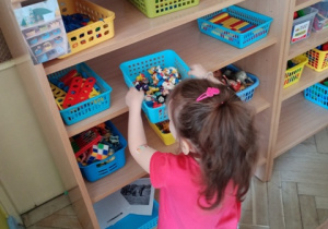 Sprzątanie zabawek według wizualizacji półek