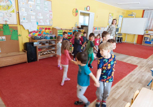 Dzieci bawią się przy piosence "Idzie wąż"