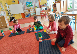 Dzieci poruszają kubeczkami w rytm utworu "Czardasz"