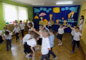 Grupa starszaków tańczy Poloneza