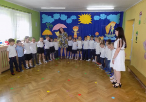 Dzieci śpiewają piosenkę na pożegnanie przedszkola wraz z paniami.