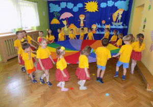 Dzieci tańczą i śpiewają z chustą animacyjną