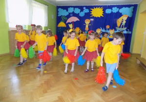 Dzieci tańczą z kolorowymi pomponami