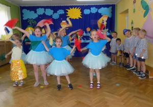 Dziewczynki tańczą z kolorowymi chustkami