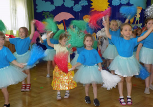 Dzieci tańczą z kolorowymi pomponami