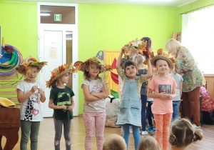 Dzieci tańczą na koncercie edukacyjnym w jesiennych kapeluszach