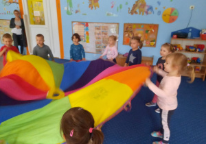 Zabawa dzieci w Dniu Przedszkoaka z wykorzystaniem chusty animacyjnej