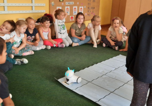 Dzieci z grupy IV uczestniczą w zajęciach z robotyki.