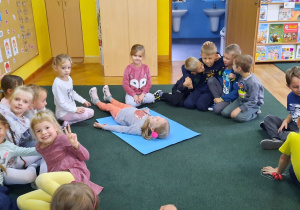 Dzieci uczestniczą w zabawie z okazji Ekologicznego Dnia Przedszkolaka.