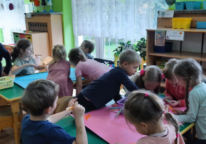 Dzieci uczestniczą w zabawie z okazji Ekologicznego Dnia Przedszkolaka.