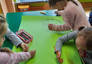 Dzieci wykonują pracę plastyczną związaną z Ekologicznym Dniem Przedszkolaka.