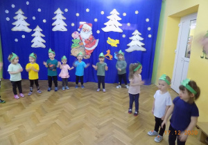 Dzieci z grupy I śpiewają piosenkę o choineczkach