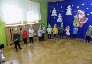 Dzieci z grupy I prezentują piosenkę o mikołajach