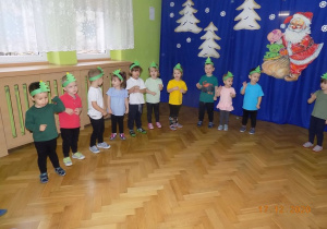 Dzieci z grupy I prezentują piosenkę o mikołajach