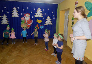 Dzieci z grupy I prezentują taniec gwiazdek