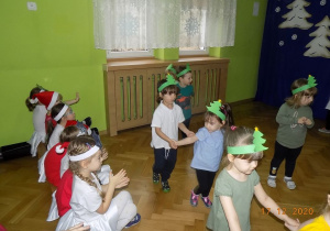 Dzieci z grupy I prezentują swój występ przed starszymi dziećmi