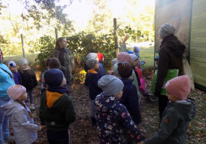 Dzieci z grupy IV uczestniczą w wycieczce do Krainy Dzikiej Kaczki