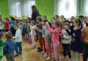 Dzieci biorą udział w koncercie.