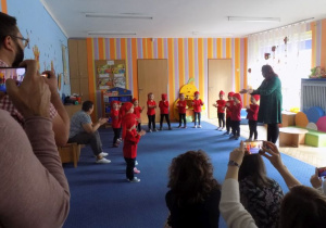 Dzieci przebrane za krasnoludki śpiewają piosenkę