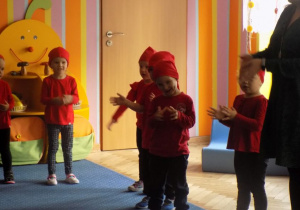Dzieci przebrane za krasnoludki śpiewają piosenkę