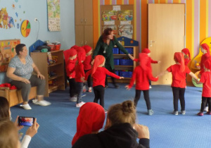 Dzieci przebrane za krasnoludki tańczą