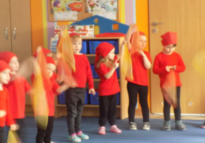 Dzieci przebrane za krasnoludki tańczą