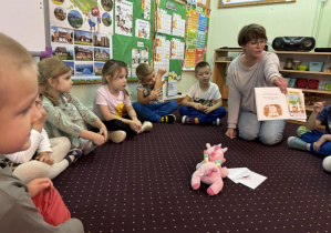Dzieci słuchają opowiadania o Guciu