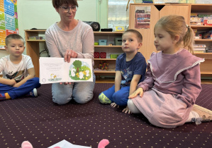 Dzieci oglądają ilustracje w książce