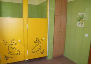 żółte kabiny z delfinkami w łazience dla dzieci