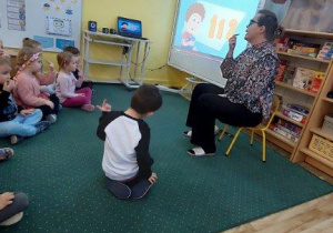 Dzieci śpiewają piosenkę o numerze alarmowym 112