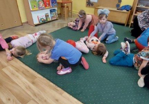 Dzieci działają w parach- układają siebie nawzajem w pozycji bocznej ustalonej