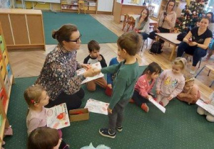 "Dzielny ratownik"- rozdanie dzieciom upominków
